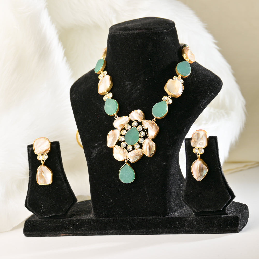 Dais Necklace Set