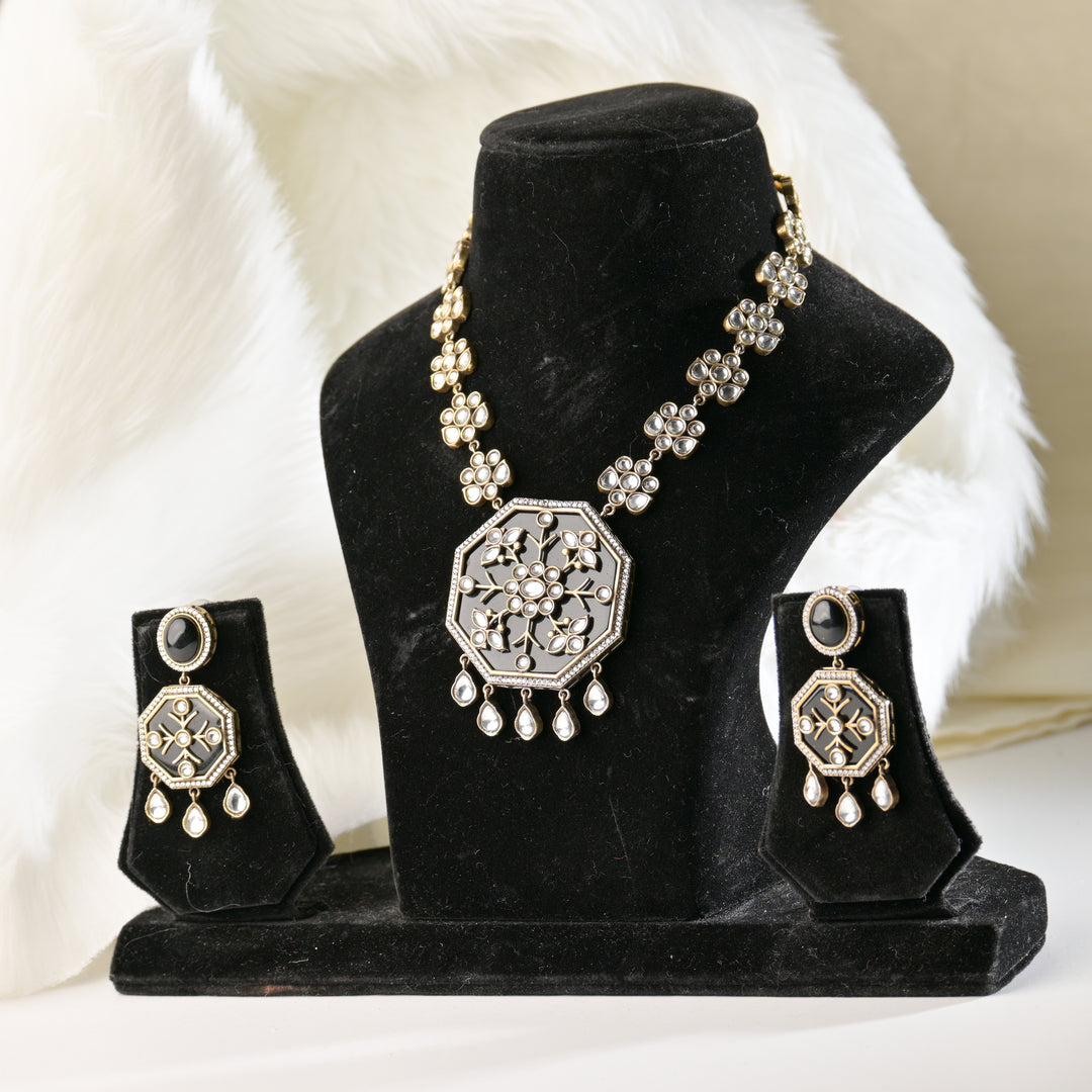 Vaidurya Studded With Gems Necklace Set