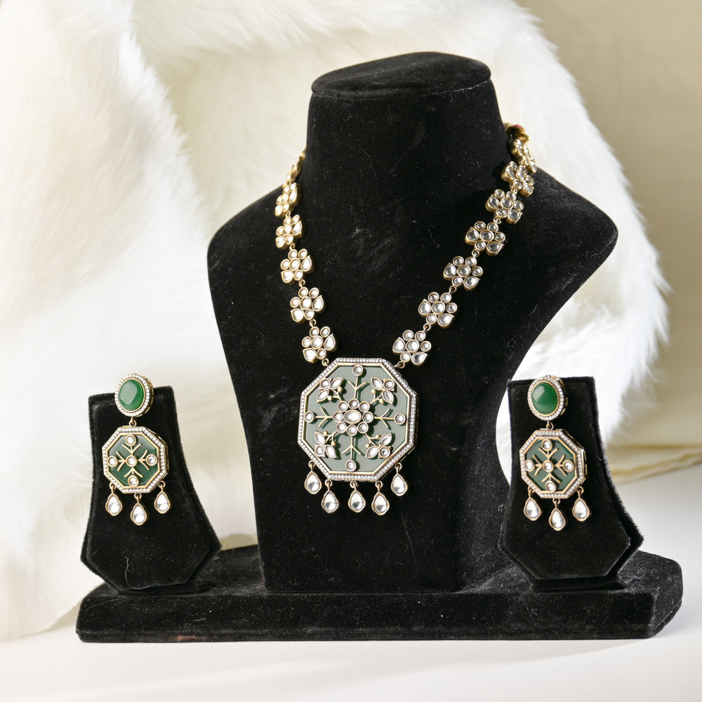 Vaidurya Studded With Gems Necklace Set