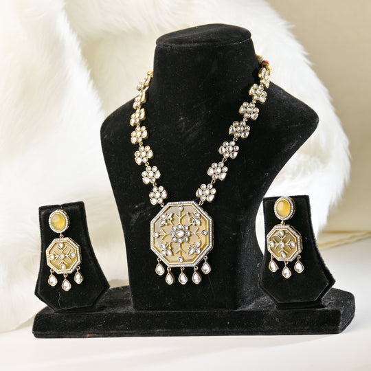 Vaidurya Studded With Gems Necklace Set